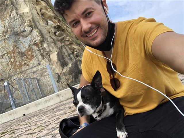 Soy gringo de nueva york. estoy aquí visitando familia por unos meses. me gusta enseñar. me gustaría ayudar con el inglés. he vivido 30 años en eeuu. tengo 33 años. divertido