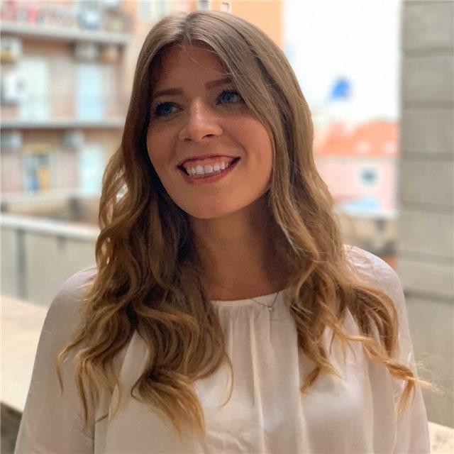 Laureata in beni culturali impartisce lezioni di italiano, latino, storia, geografia e storia dell'arte