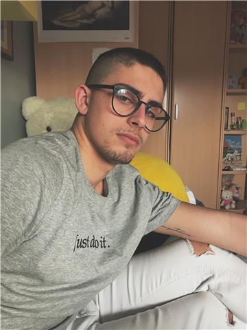 Chico con bachillerato se dispone a dar clases a chicos/as de primaria y eso.
me considero una persona muy implicada en el trabajo que está haciendo, en este caso como hablamos de dar repaso, estaría comentado en todo momento con el alumno sus errores y l