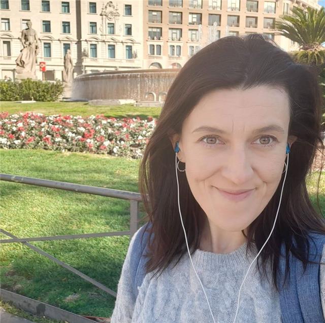 English and spanish teacher with a master in linguistics and 6 years of experience