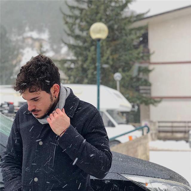 Insegnante, studente di medicina iscritto al quarto anno in regola con gli esami con la voglia di insegnare