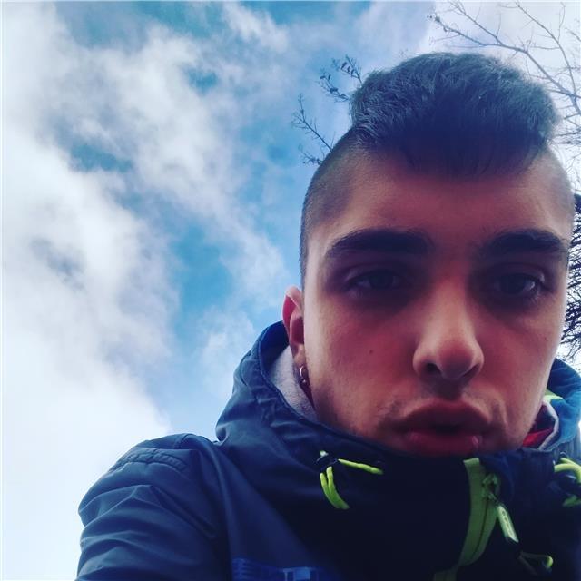 Profesor de historia imparte clases a niños de todas las edades