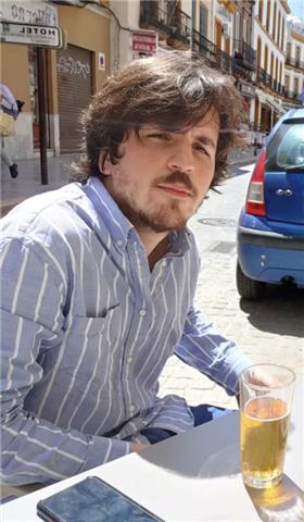 Nantais d'origine, ayant terminé ma licence de Langues Etrangères Appliquées à l'Université de Nantes en 2020, je donne depuis 1 an des cours de français en Espagne, à Ourense