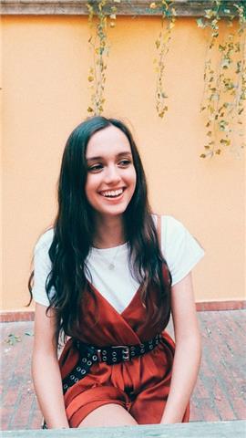 Studentessa al quinto anno di un liceo umanistico offre aiuto compiti per aiutare studenti a trovare un proprio metodo di studio e a chiarire dubbi