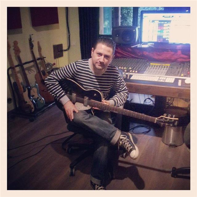 Professionista impartisce lezioni di chitarra acustica ed elettrica, per tutti i livelli ed età
