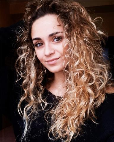 Se dan clases económicas de inglés en Sevilla. Chica estudiante de Filología Inglesa. Dirigida a alumnos de primaria, secundaria, bachillerato y B1