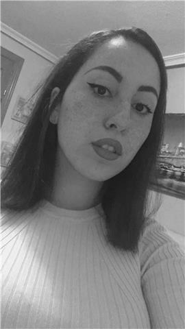 Estudiante universitaria de biología, con conocimientos en matemáticas, inglés, química etc