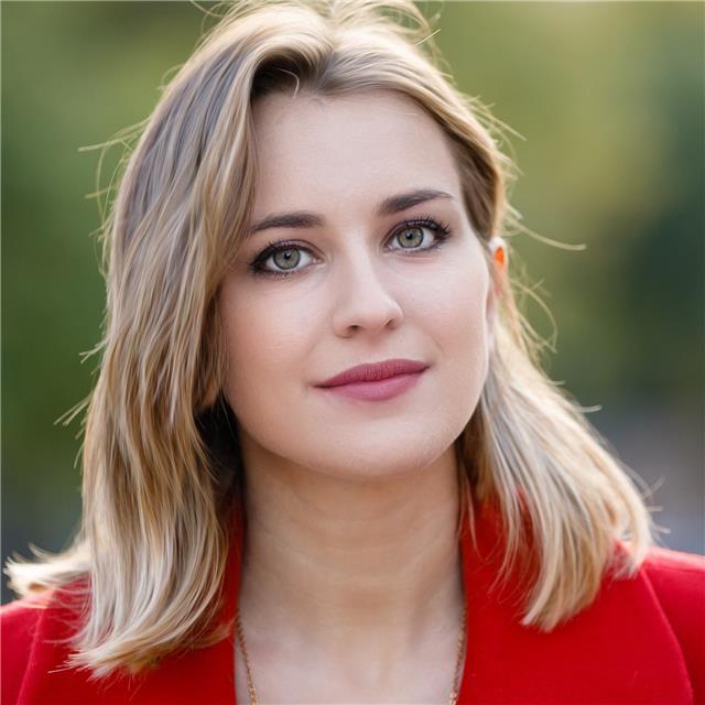 Laureata in lettere moderne e storia dell'arte, disponibile per ripetizioni in materie umanistiche per scuole di ogni ordine e grado. automunita