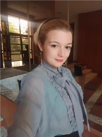 Per scuole elementari, superiori, università. Laureata in Lettere, arte, storia