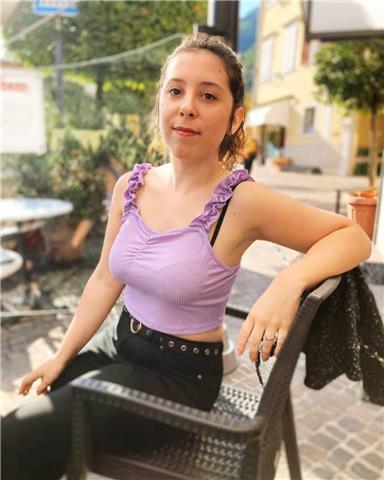 Sono una ragazza di 23 anni laureata in flauto traverso. Insegno volentieri musica, dalle basi alla pratica strumentale (flauto) 
Per chi frequenta le medie aiuto col flauto dolce e con la teoria musicale. Sono disponibile a Rovereto (TN) e dintorni