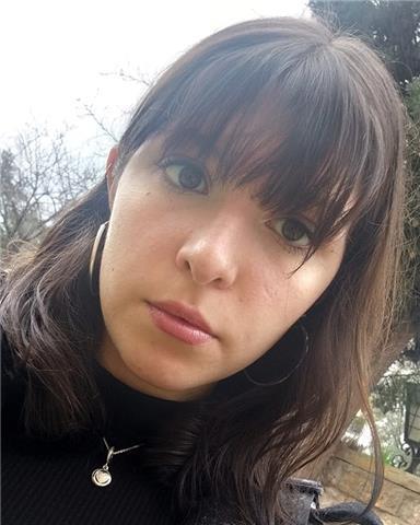 Soy una persona paciente y atenta. Con ganas de enseñar a aquellos que lo necesiten, ya sean adultos o niños no menores de 11 años. 
Me gustaría poder ayudar con charlas en inglés y ayudar al alumno a hacer ejercicios y resolver sus dudas