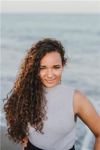 Chica joven estudiante de segundo año de bachillerato con gran pasión por los idiomas y nivel b2 en ingles doy clases a niños desde primaria hasta primero de bachillerato o nivel b2- fce