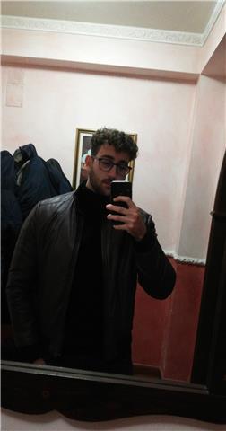 Studente universitario presso il corso di laurea in Infermieristica, impartisce lezioni di matematica, inglese e altre materie a ragazzi fino alla terza media e fino alle prime superiori per la fisica