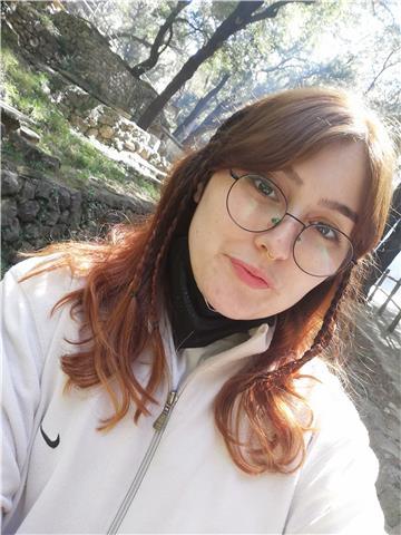 Estudiante universitaria ofrece repaso de idiomas para niños de primaria y secundaria