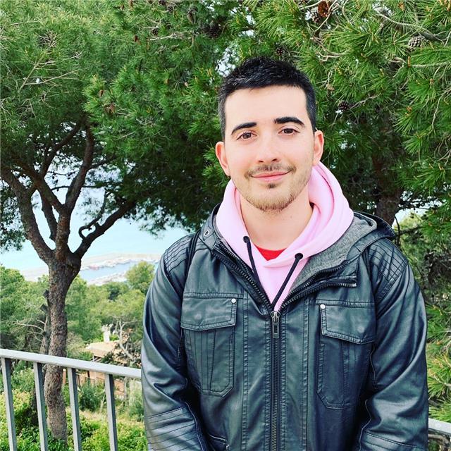 Ingeniero informático con más de 8 años de experiencia en el sector de aplicaciones móviles, también puedo dar clase de java, kotlin, c#, etc, muy implicado con los alumnos y mi objetivo es que aprendan, aprueben, y disfruten