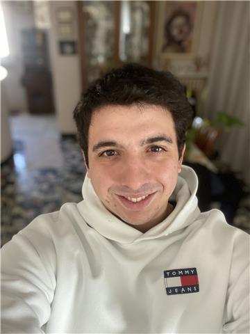 Sono un laureando , che ha la possibilità di giostrarsi il tempo, e sono felice e desideroso di poter aiutare qualche ragazzo con delle lezioni private