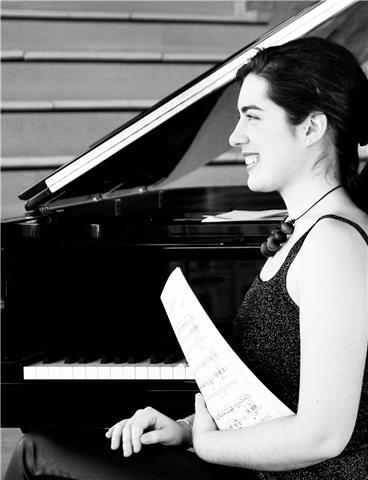 Pianista, con grado y Master en el Conservatorio de San Petersburgo
