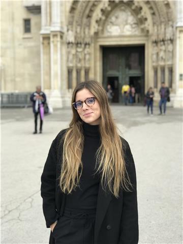 Profesora español imparte clase a todas las edades