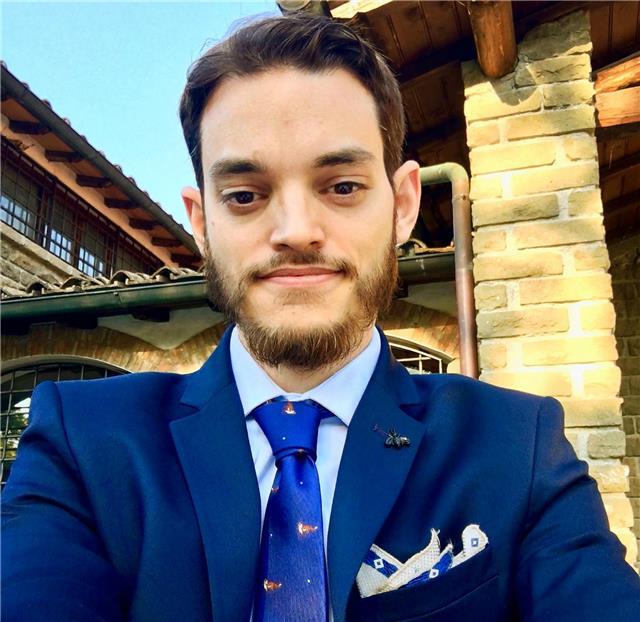 Professore di lettere impartisce lezioni di potenziamento linguistico-culturale