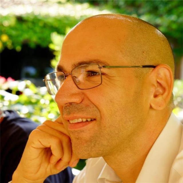 Ingegnere, docente di matematica, fisica e informatica per studenti delle scuole superiori e medie