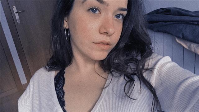 Estudiante bilingüe de 18 años dispuesta a impartir clases hasta la edad de 12/13 años