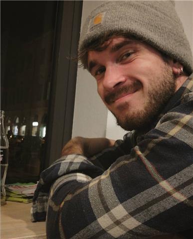 Nessuno ci regala niente'', penso sia la frase che rispecchia più di tutte, l'ambizione. Sono Francesco, un ragazzo di 23 anni e sono diplomato nei servizi socio sanitari. Per i primi due anni di superiori ho frequentato ragioneria. Attualmente studio sci
