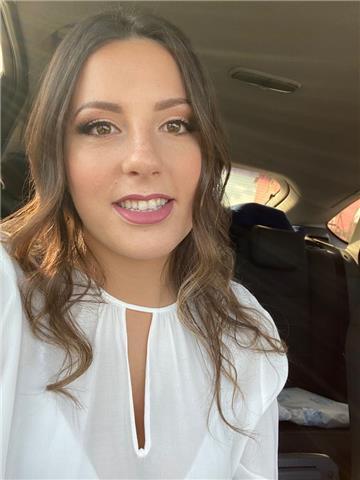 Laurea Triennale in Comunicazione linguistica presso l'Università degli studi di Bari Aldo Moro e iscritta alla Laurea Magistrale in Lingue moderne per la comunicazione internazionale presso l'Università degli studi Guglielmo Marconi, impartisce lezioni d