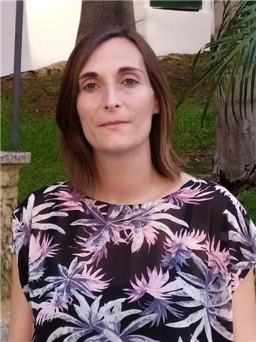 Doy clases de psicología , canto y matemáticas