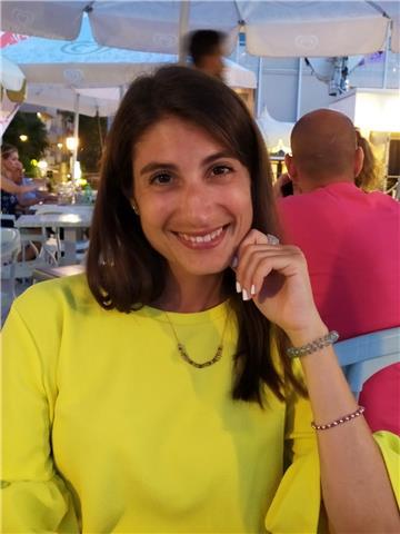 Studentessa universitaria impartisce ripetizioni di matematica a studenti di scuole elementari, medie e superiori