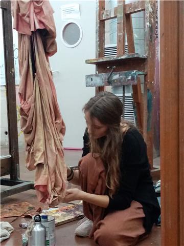 Graduada en bellas artes se ofrece para dar clases de pintura, dibujo, fotografía o escultura