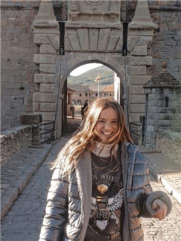 Estudiante de turismo que posee el C1.1 de la Escuela Oficial de Idiomas desea otorgar clase de inglés a nivel escolar