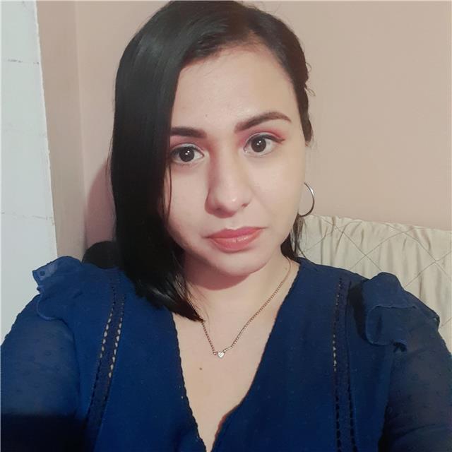 Profesor de español imparte clase a niños de primaria