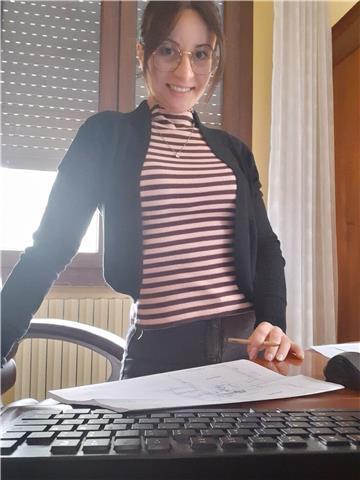 Laureata in architettura fornisce lezioni a ragazzi di scuola secondaria di primo e secondo grado