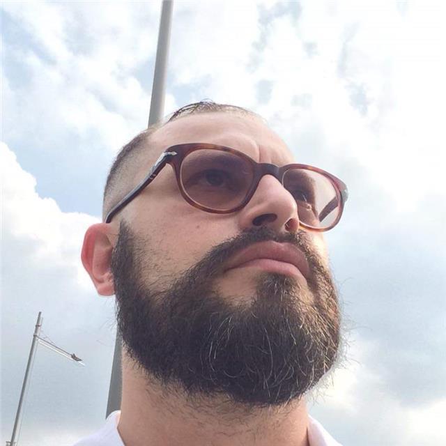 Insegnante laureato, educatore, offre ripetizioni e lezioni principalmente di materie umanistiche, preparazione concorsi a ferrara e venezia