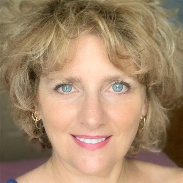 Profe certificada de yoga (hatha, ashtanga, embarazadas, vinyasa flow, mayores) online y presenciales. individuales o en grupo