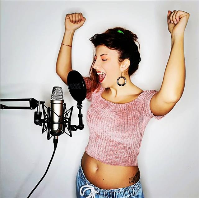 Insegnante di canto moderno moderno, pianoforte classico/moderno, songwriting e teoria propone lezioni online per tutte le età