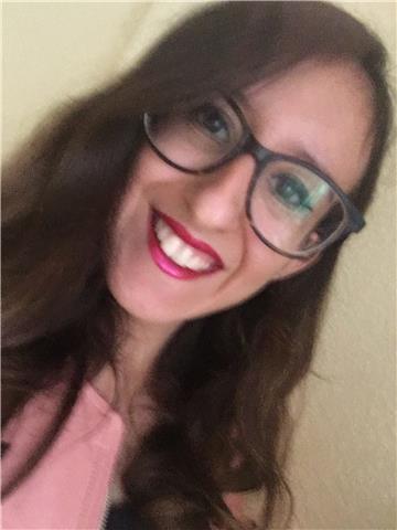 Clases de química para alumnos de eso y bachillerato. chica titulad como técnico en operaciones de laboratorio con matrícula de honor