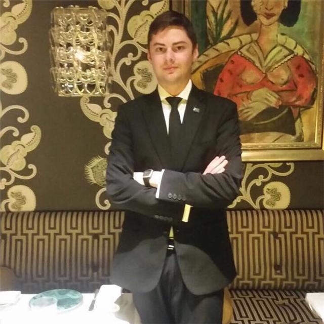 Insegnante di musica, basso elettrico