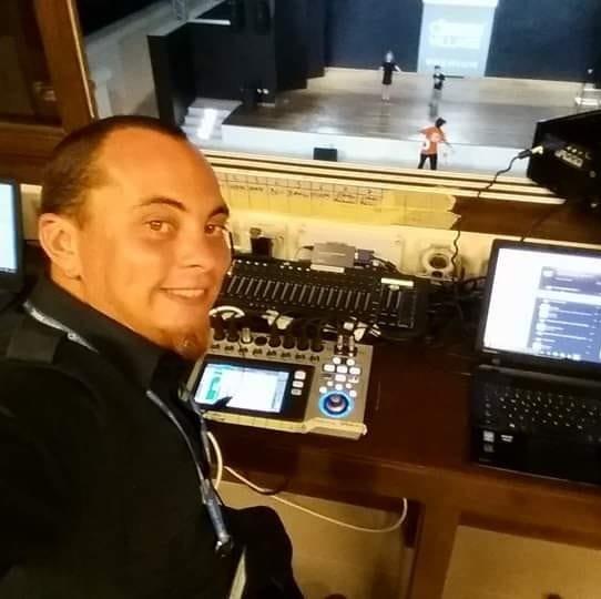 tecnico dell'industria audiovisiva offre lezioni di tecniche di riprese cinematografiche e tv, apparecchiature audio e video e tanto altro