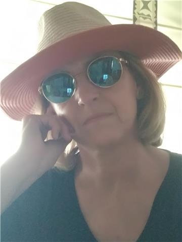 Pedagoga imparte clases de refuerzo a niños de primaria y eso