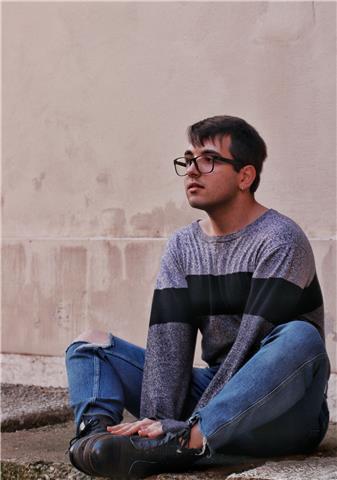 Giovane diplomato presso il Liceo Musicale di Cremona impartisce lezioni di solfeggio, chitarra classica, storia della musica e ripetizioni di inglese per recupero debiti