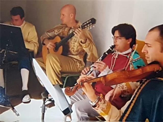 Profesor y Concertists imparte clases de guitarra a todos los niveles y todos los estilos