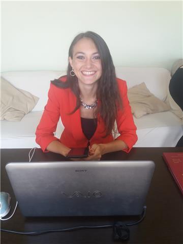 Dottoressa in Scienze della Comunicazione e amante della scrittura e della poesia affino la mia dedizione dando ripetizioni di italiano, letteratura italiana e grammatica italiana