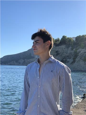 Soy estudiante del doble grado en derecho y administración y dirección de empresas y busco dar clases de apoyo/repaso para alumnos de primaria/eso para una gran variedad de materias (inglés, historia, lengua.....)