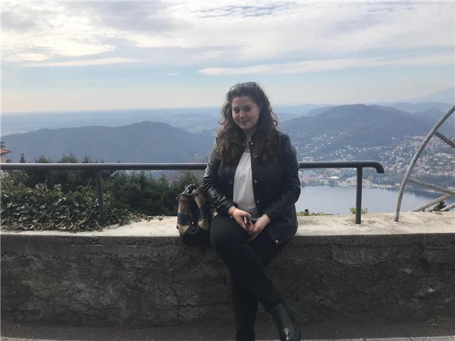 Ragazza universitaria offre lezioni per scuole elementari e medie
