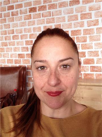 Profesora de inglés bilingüe. he vivido más de una década en reino unido. da clases de apoyo. también poseo una amplia experiencia en la preparación de entrevistas laborales en inglés, así como clases de conversación amenas