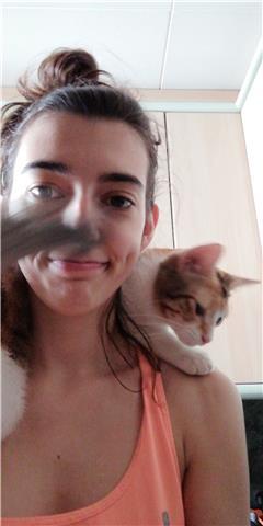 Chica de 26 años de Barcelona, con inglés bilingüe. Tengo 5+ años de experiencia haciendo de profesora particular de inglés, matemáticas, biología y física nivel ESO