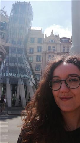 Se anche tu vuoi imparare un po' di inglese per migliorare i voti a scuola, comunicare e migliorare la tua pronuncia, o perché proprio ti affascina come lingua, mi piacerebbe darti una mano