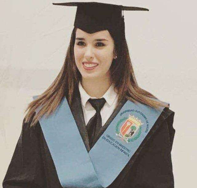 Profesora que imparte clases particulares a niños de Educación Primaria. Clases de inglés