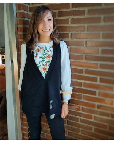 Soy graduada en magisterio, con experiencia dando clases de repaso/apoyo a nivel primaria, eso, y de preparación de examenes de accesos a grados.

también tengo experiencia con alumnos de necesidades educativas especiales

he trabajado tanto en academia c